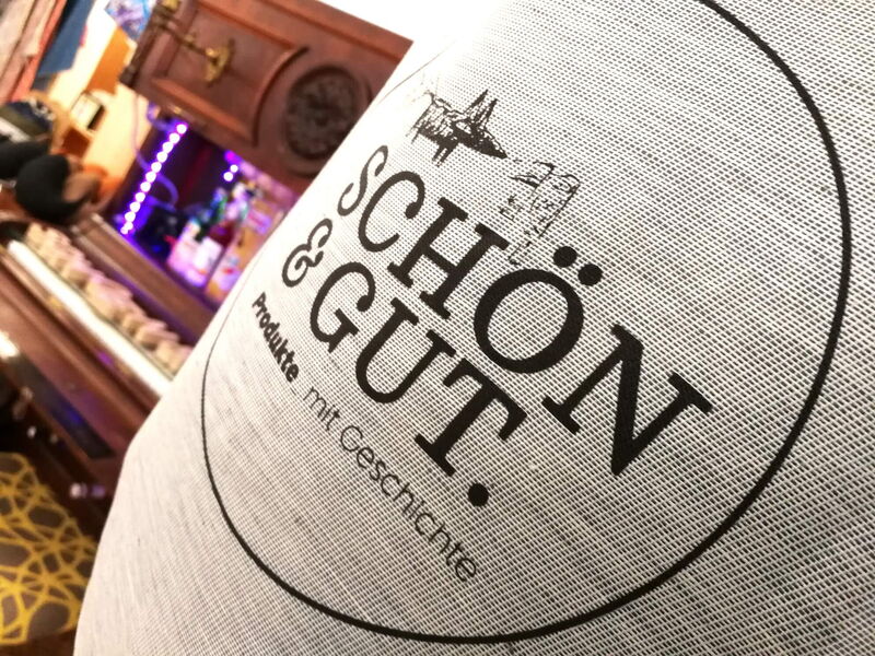 Nahaufnahme des Schön&Gut-Logos auf einem T-Shirt.