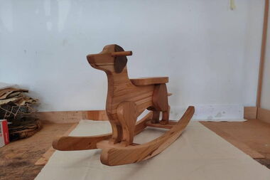 Nahaufnahme einer Kinder-Schaukel in Form eines Dackels