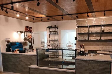 Custom-made wooden counter crafted in our "fairtigung".