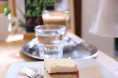 Ein Stück Kuchen und ein Wasserglas.