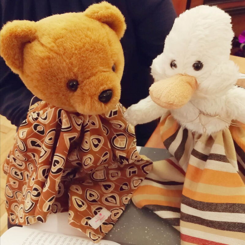 Verschiedene Stofftiere wie Bär und Ente