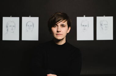 Judith Strieder zeichnet die österreichischen EM-Spielerinnen im neuen tschutti heftli.