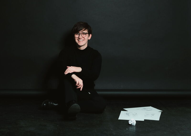 Judith Strieder zeichnet die österreichischen EM-Spielerinnen für das neue tschutti heftli.“