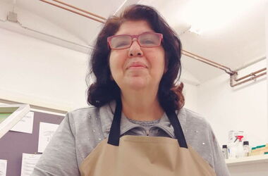 Eine Siebdruckerin bei der Arbeit.