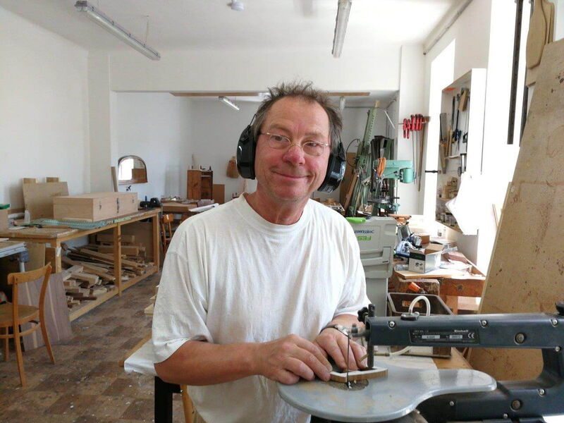 Ein Mann arbeitet mit einer Säge.