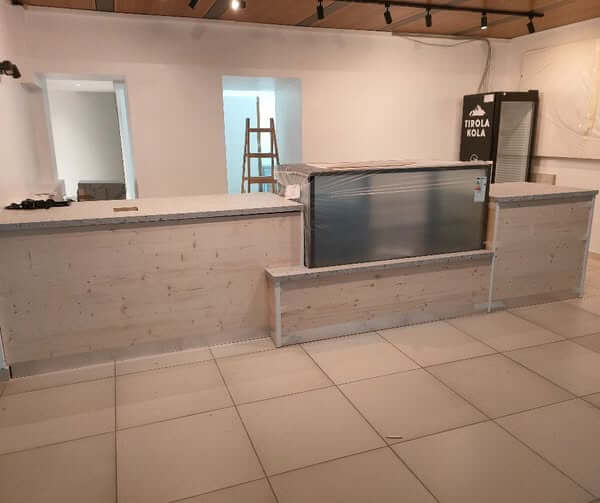 Making of: Custom-made wooden counter crafted in our "fairtigung".
